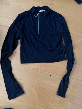 Heart Hips Black Long Sleeve Crop Top with Ring-Zip